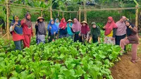 Juznia Andriani bersama para petani yang berhasil membudidayakan tanaman sayur. (Liputan6.com/ Dok Ist)