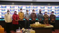 Para Pengurus Apkasi dan Apeksi didampingi Penasihat Khusus Apkasi Prof Ryaas   Rasyid foto bersama usai pemotongan tumpeng dalam acara syukuran HUT Ke-21 Apkasi   di Jakarta, Senin (31/5/2021). (Ist)