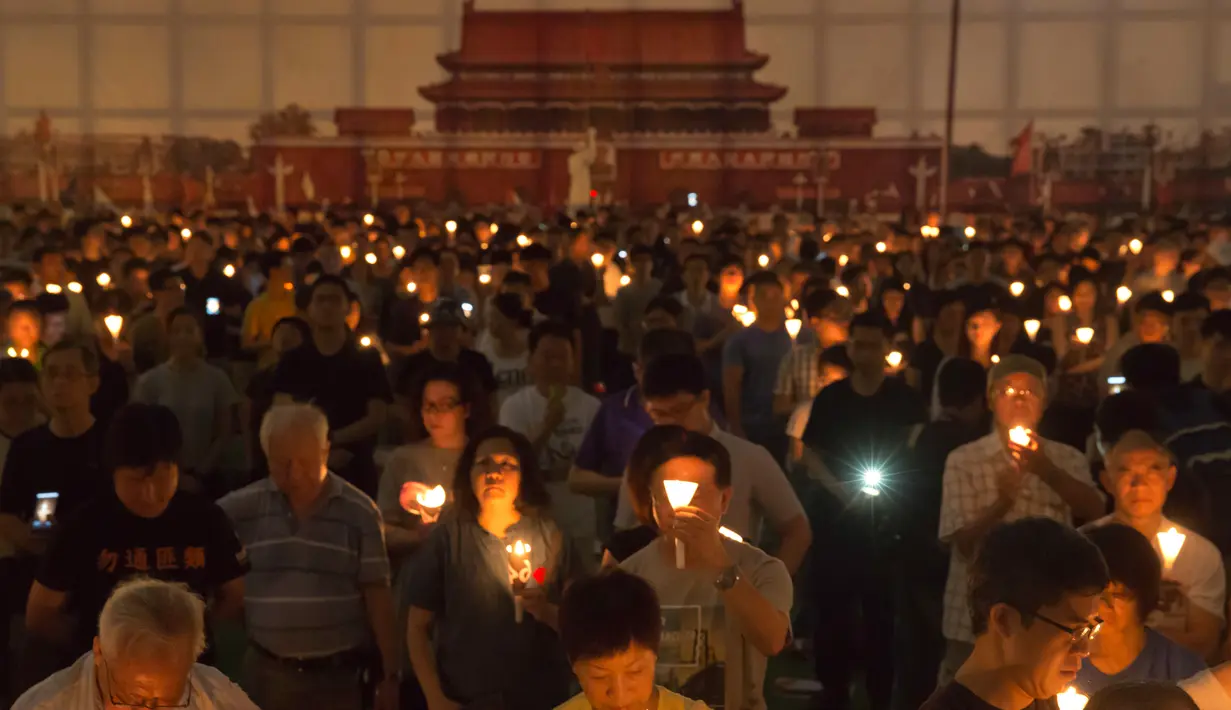 Ribuan warga menyalakan lilin memperingati peristiwa Tiananmen di Hong Kong's Victoria Park, (4/6). Peristiwa ini mengenang tindakan brutal militer Tiongkok kepada mahasiswa yang berdemo di Lapangan Tiananmen, pada 4 Juni 1989. (AP Photo/Kin Cheung)