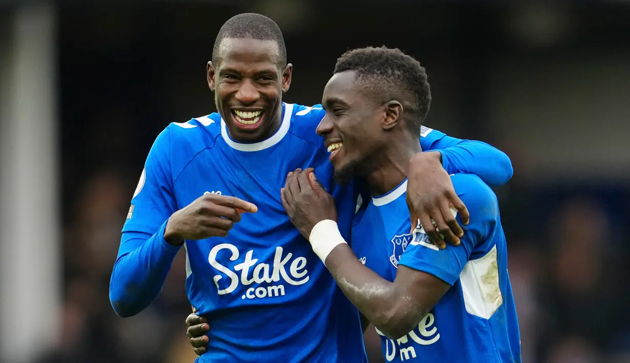 Pemain Everton Idrissa Gueye (kanan) dan Abdoulaye Doucoure merayakan kemenangan atas Arsenal pada pertandingan sepak bola Liga Inggris di Goodison Park, Liverpool, Inggris, 4 Februari 2023. Everton mengalahkan Arsenal dengan skor 1-0. (AP Photo/Jon Super)