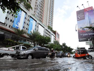 Hujan yang mengguyur Jakarta sejak Minggu (8/2/2015) mengakibatkan banjir di sejumlah wilayah. Tampak, situasi jalan Kemang Raya, Jakarta pada Selasa (10/2/2015). (Liputan6.com/Helmi Fithriansyah)