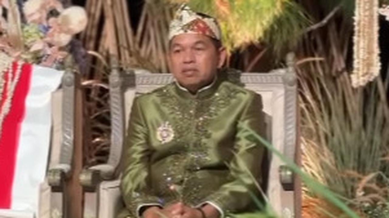 VIDEO: Bangku Kosong Sebelah Dedi Mulyadi Disorot, Berhias Melati & Bendera saat Pesta Nikah Anaknya