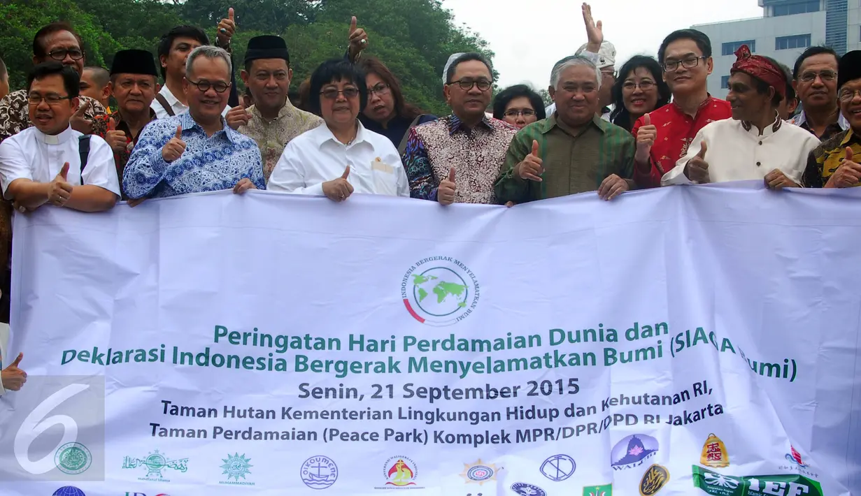 Ketua MPR Zulkifli Hasan bersama sejumlah tokoh saat menghadiri peringatan Hari Perdamaian Internasional di Taman Perdamaian, Kompleks Parlemen, Jakarta, Senin (21/9/2015). (Liputan6.com/Johan Tallo)