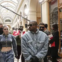 Kanye West alias Ye bersama Julia Fox dalam fashion show musim dingin 22/23 Kenzo. (AP Photo/Lewis Joly)