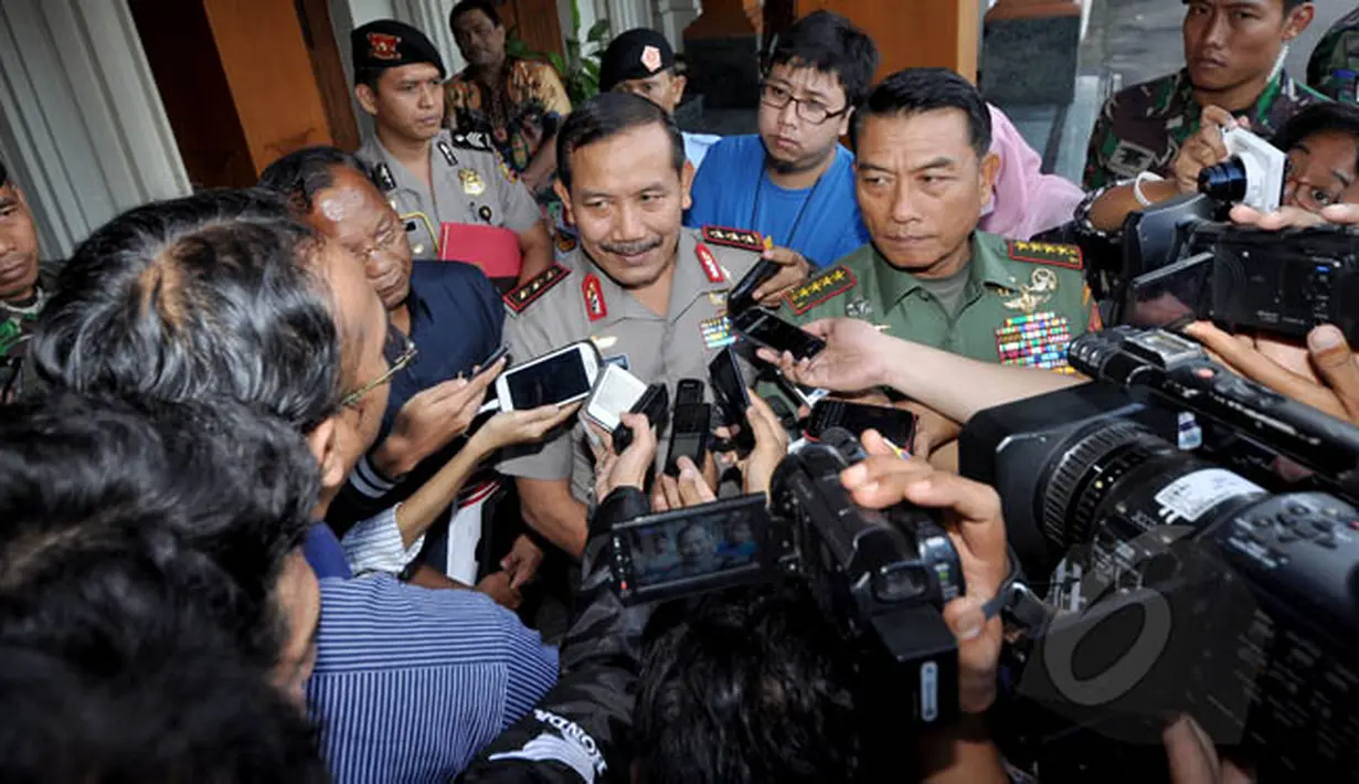 Wakapolri Komjen Pol Badrodin Haiti (tengah) memberikan keterangan usai menggelar rapat tertutup di Kantor Menko Polhukam, Jakarta, Jumat (6/2/2015). Rapat tersebut ditujukkan untuk membahas kondisi keamanan di Poso,  Sulteng. (Liputan6.com/Faizal Fanani)