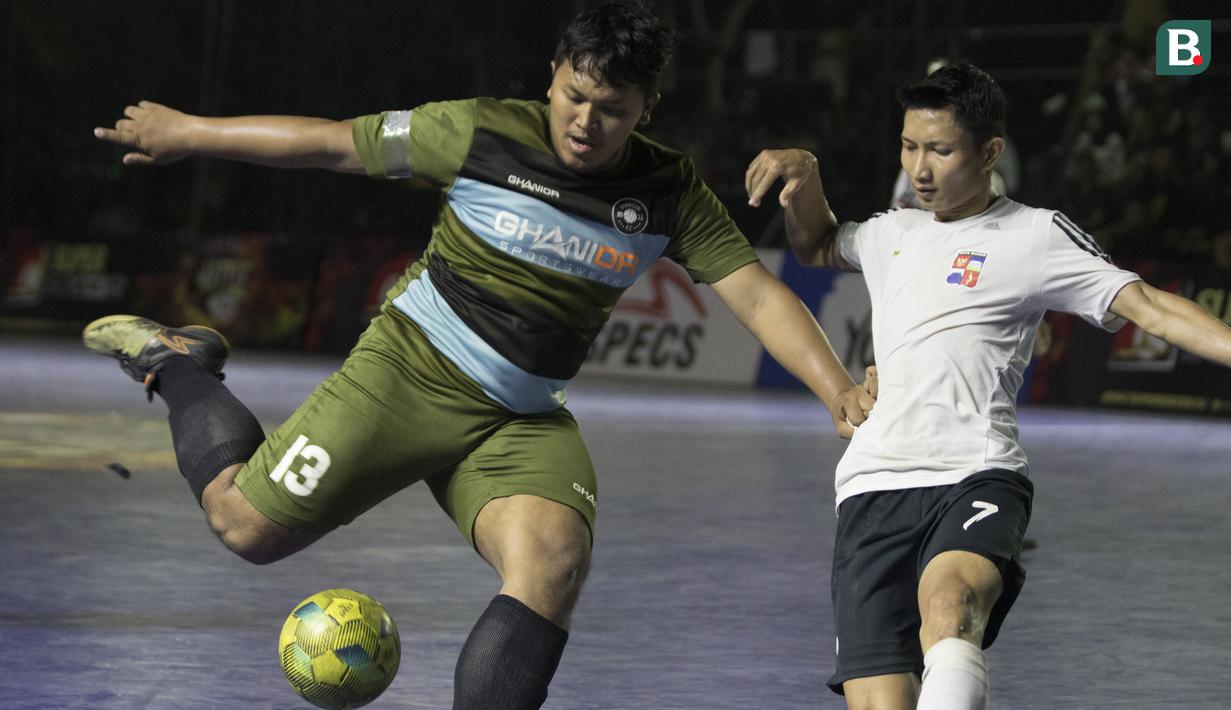 Pemain Adira FC berusaha melepas tendangan saat melawan AFN Bogor pada Grand Final Futsal Battle di Mall Taman Anggrek, Jakarta, Minggu (14/10). Acara kompetisi futsal tahunan ini berlangsung meriah. (Bola.com/Vitalis Yogi Trisna)