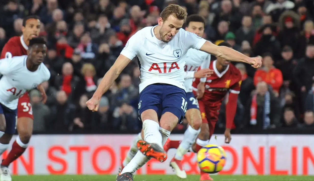Pemain Tottenham Hotspur Harry Kane menendang bola yang akhirnya menciptakan gol kedua untuk timnya saat bertandang ke markas Liverpool dalam pertandingan Liga Inggris di Anfield, Liverpool (4/2). (AP Photo/Rui Vieira)