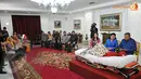 Presiden SBY dan Ibu Negara berbincang dengan Bu Een dan suasana terasa hangat penuh kekeluargaan. (Liputan6.com/Abdul Aziz Prastowo)