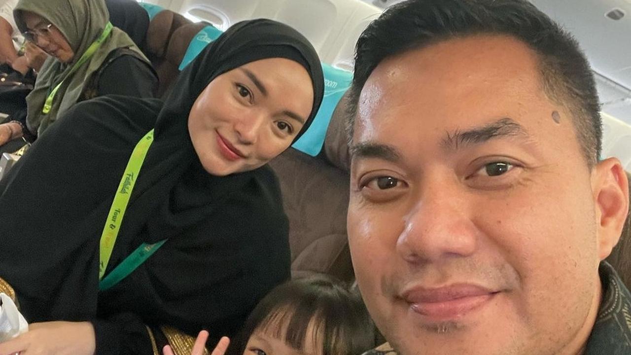 Potret Sirajuddin Ajak Zaskia Gotik dan Keluarga Umrah Di Tengah Kabar Bangkrut
