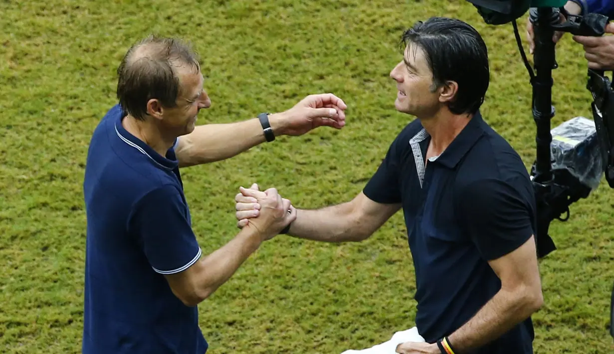 Pelatih Timnas AS, Juergen Klinsmann (kiri) bersalaman dengan Joachim Loew (Jerman) setelah berlaga di penyisihan Piala Dunia 2014 Grup G di Stadion Pernambuco, Recife, Brasil, (26/6/2014). (REUTERS/Ruben Sprich) 