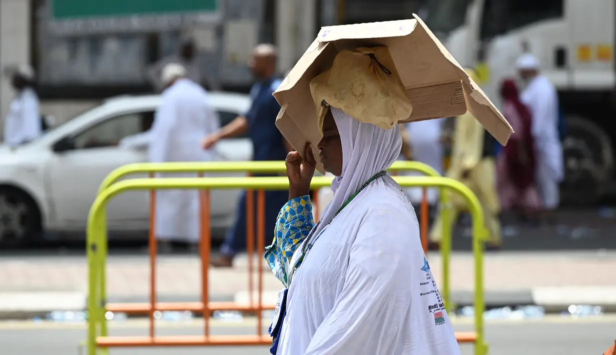 Cuaca saat itu diperkirakan bisa mencapai 44 derajat celsius di siang hari. (Photo by Sajjad HUSSAIN / AFP)