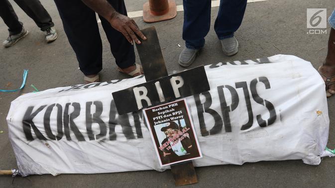 Massa membawa keranda dalam unjuk rasa di depan Kedubes AS, Jakarta, Kamis (27/12). Mereka menuntut Dubes AS Joseph R. Donovan Jr untuk bertanggungjawab atas dugaan pelanggaran HAM yang dilakukan oleh PT Freeport Indonesia. (Liputan6.com/Angga Yuniar)