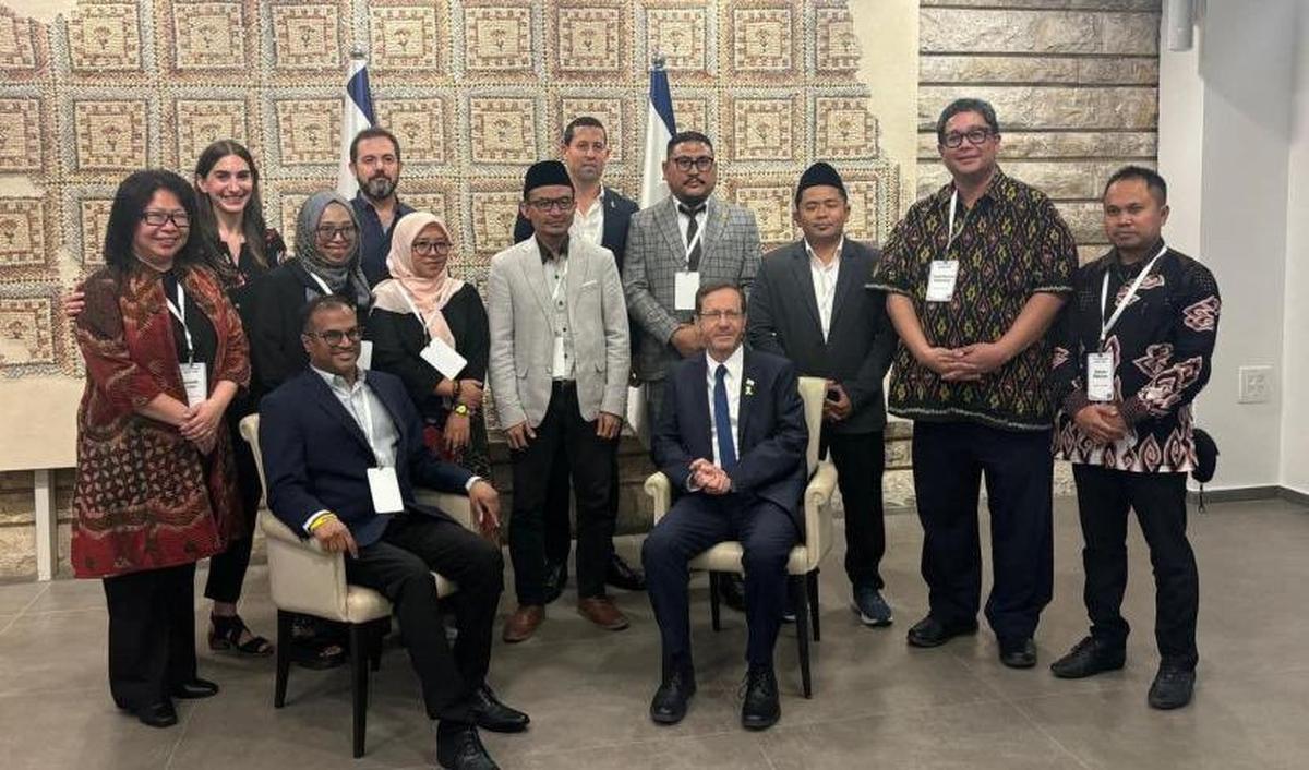 Bahkan, Ketua Umum PBNU KH Yahya Cholil Staquf bertemu dan berbincang secara khusus dengan Duta Besar Palestina Zuhair al-Shun.<br>
