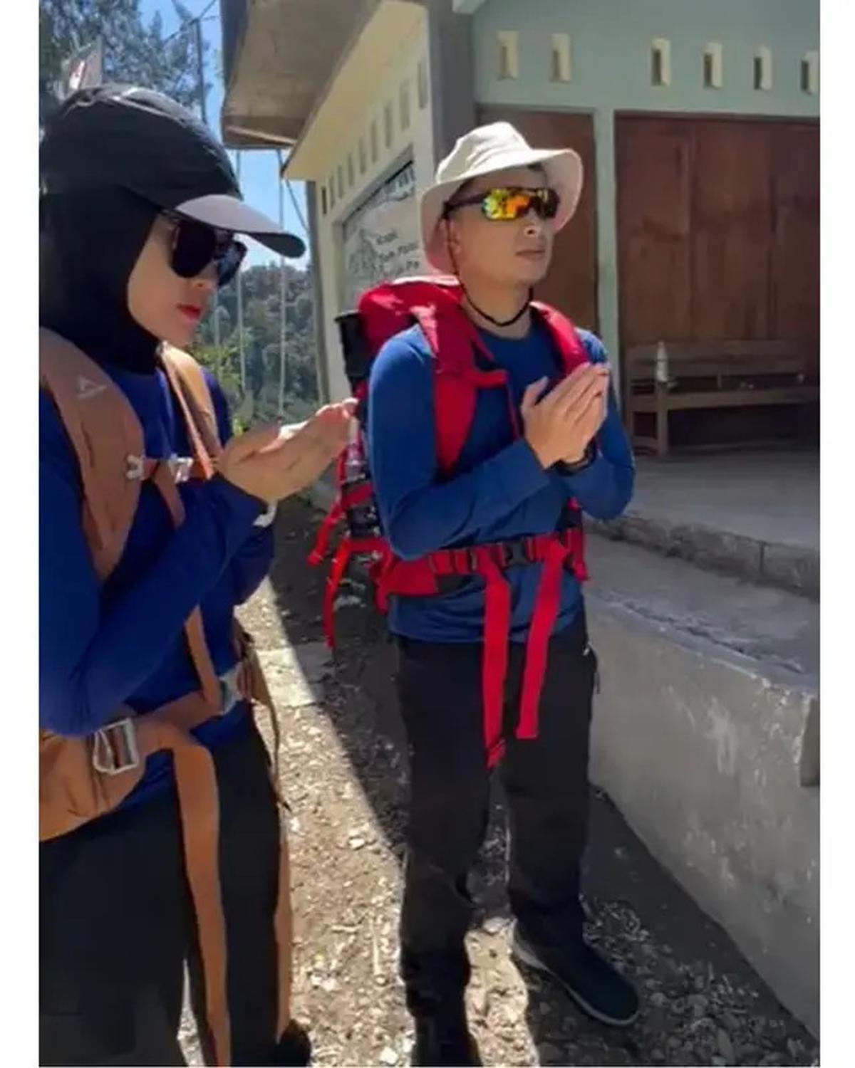 6 Potret Henny Rahman dan Alvin Faiz Mendaki Gunung Merbabu, Jadi Hobi Baru