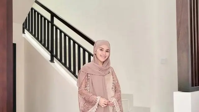 Hijab Ayu Ting Ting di acara syukuran sang adik jadi sorotan