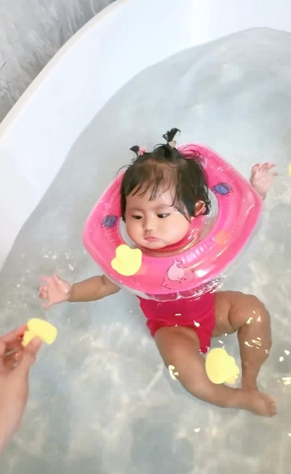 Ditemani oleh bebek-bebek dan mainan yang lucu, Cunda merasa semakin senang dan terhibur saat belajar renang di rumahnya.<br>