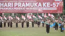 Para peserta pramuka menunjukan keahlianya dalam perayaan HUT ke-57 Pramuka di Lapangan Gajah Mada, Cibubur, Jakarta, Selasa (14/8). Perayaan ke-57 Pramuka kali ini mengangkat tema 'Pramuka Perekat NKRI'. (Liputan6.com/Faizal Fanani)