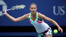 Karolina Pliskova berusaha mengembalikan bola saat melawan CoCo Vandeweghe pada laga perempat final tunggal putri AS terbuka 2017 di USTA Billie Jean King National Tennis Center, (6/9/2017). Karolina kalah 6-7, 3-6. (Clive Brunskill/Getty Images/AFP)