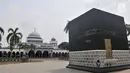 Petugas merenovasi masjid Al-Mabrur Asrama Haji Pondok Gede, Jakarta, Kamis (4/7/2019). Panitia Penyelenggara Ibadah Haji (PPIH) embarkasi Jakarta - Pondok Gede siap menyambut jemaah haji kloter pertama DKI Jakarta yang dijadwalkan tiba pada Sabtu (6/7).