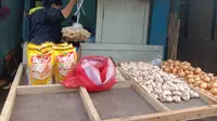 Minyak goreng masih sulit ditemukan di sejumlah warung di kawasan Binong dan Bonang, Kabupaten Tangerang.