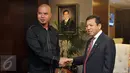 Ahmad Dhani berjabat tangan dengan Ketua DPR Setya Novanto di Komplek Parlemen Senayan, Jakarta, Senin (14/12). Selain membahas RUU  Kerukunan Umat Beragama, Dhani juga memberikan dorongan moril terkait kasus 'Papa Minta Saham'. (Liputan6.com/Johan Tallo)