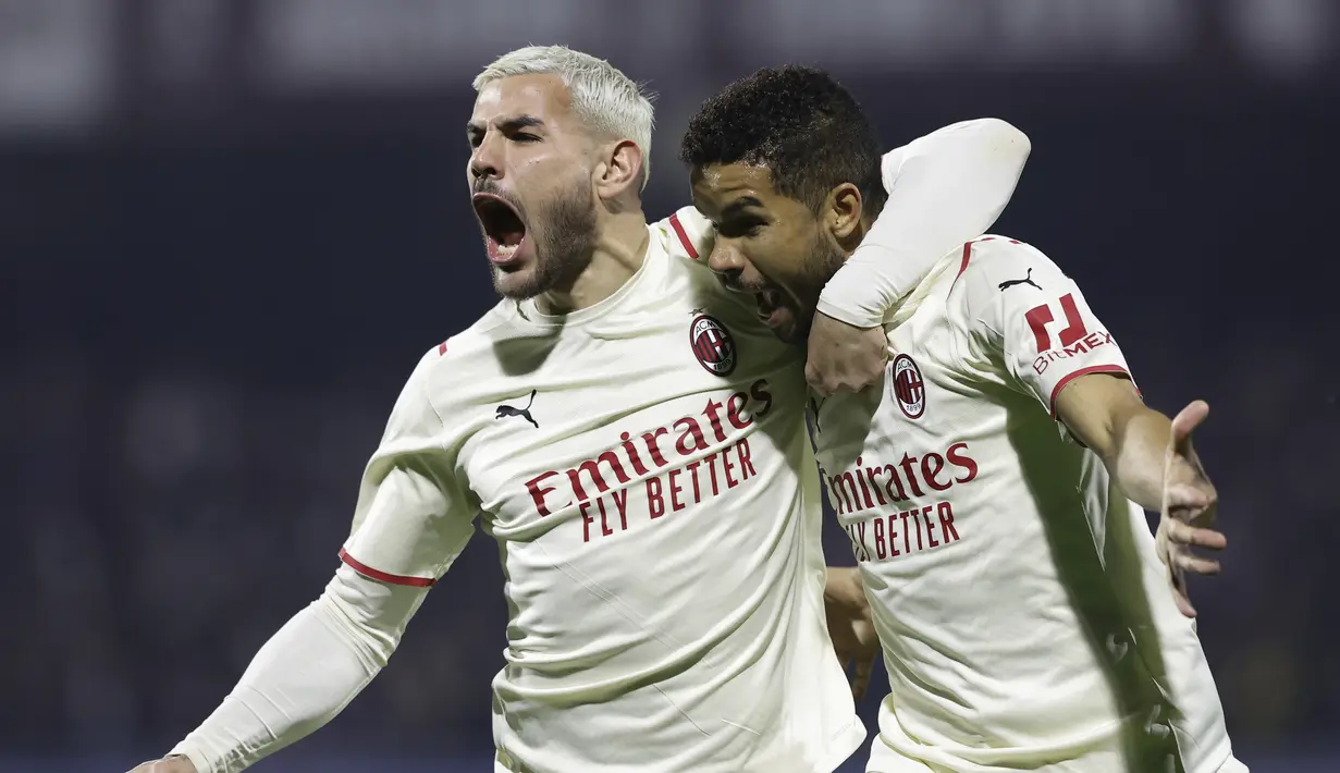 Penyerang AC Milan Junior Messias (kanan) berselebrasi dengan Theo Hernandez setelah mencetak gol ke gawang Salernitana pada giornata ke-26 Liga Italia di Stadion Arechi, Salerno, Minggu (20/2/2022) dini hari WIB. AC Milan harus puas bermain imbang 1-1. (Alessandro Garofalo/LaPresse via AP)