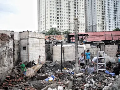 Warga mencari sisa harta benda usai kebakaran menghanguskan Kelurahan Kebon Kosong, Kemayoran, Jakarta, Rabu (26/12). Kebakaran menghanguskan 25 rumah warga Kebon Kosong. (Liputan6.com/Faizal Fanani)