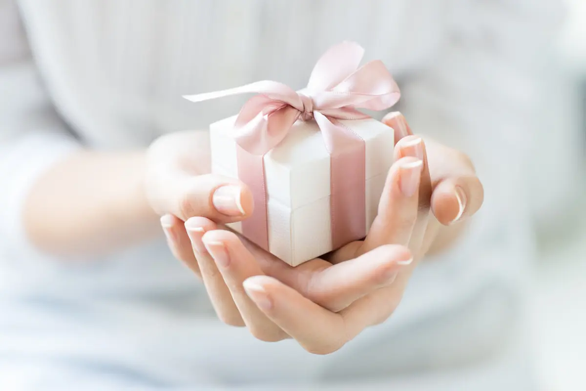 Ilustrasi hadiah perhiasan berlian untuk ibu terhebat via Shutterstock.com