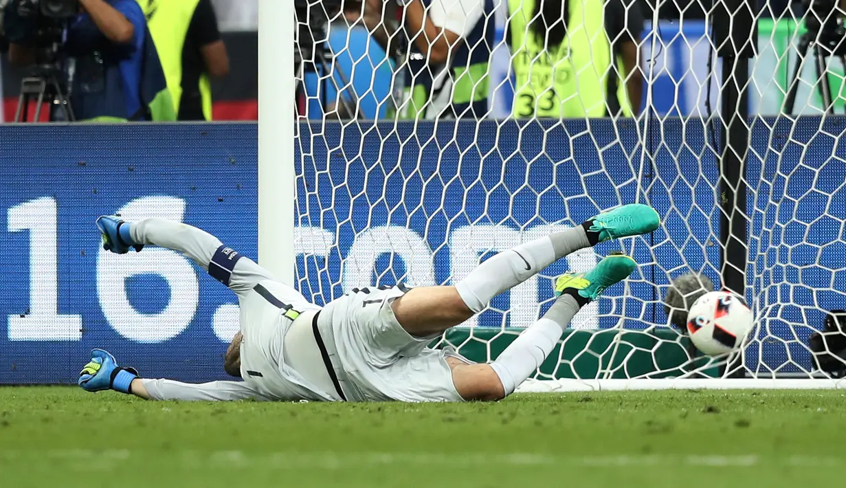 Kiper Prancis, Hugo Lloris, gagal menahan tendangan pemain Portugal, Eder, yang berbuah gol pada laga final Piala Eropa 2016 di Stade de France, Saint-Denis, Senin (11/7/2016) dini hari WIB. (AFP/Valery Hache)