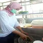 Salah satu pelaku UMKM di Kelurahan Kesenden Kota Cirebon yang ikut program Dapur Ngebul. Foto (Istimewa)