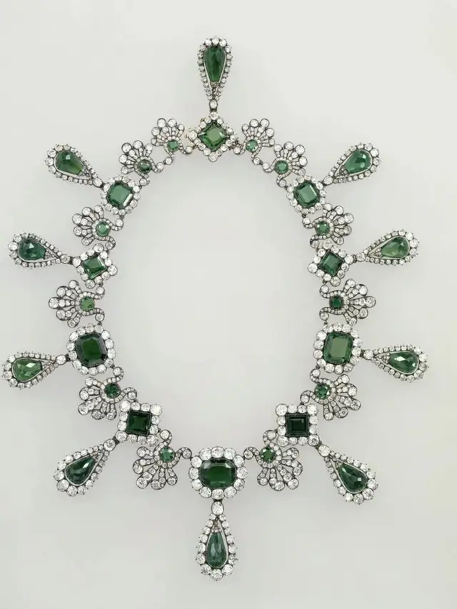 Kalung Zamrud Marie-Louise. Dok. GRANDPALAISRMN / MUSÉE DU LOUVRE / DÉPARTEMENT DES OBJETS D'ART