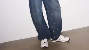 Setelah sempat dianggap unik, barrel jeans kini semakin mudah ditemukan dan mulai menjadi pilihan untuk gaya sehari-hari. (Foto/Dok: Stradivarius)
