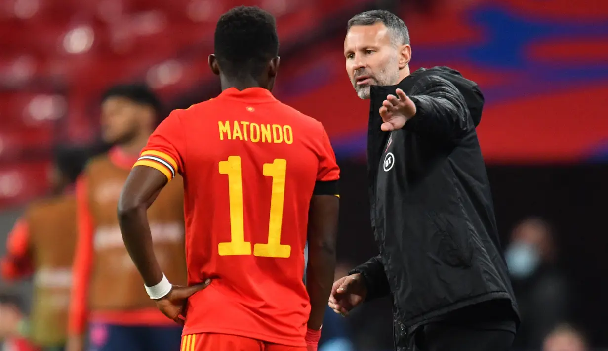 Ryan Giggs. Pelatih berusia 47 tahun yang juga merupakan legenda Manchester United ini kini tengah menangani Timnas Wales sejak 2018. Ia juga pernah membesut Setan Merah sebagai caretaker di sisa musim 2013/2014 selama satu bulan usai pemecatan Louis van Gaal. (AFP/Pool/Glyn Kirk)