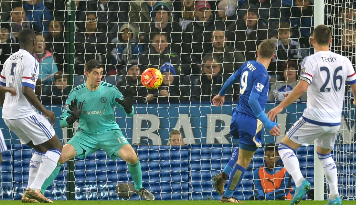 Chelsea harus mengakui keunggulan tuan rumah Leicester City,  Jamie Vardy menjadi salah satu pencetak gol yang membuat Jose Mourinho dipecat. (AFP Photo/Paul Ellis)
