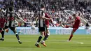 <p>James Milner menjadi starter pada laga kali ini sebagai sayap kiri. Sebelum diganti oleh Thiago Alcantara pada menit ke-78, pemain 36 tahun tersebut terlihat mengancam gawang The Magpies, salah satunya pada menit ke-42. Milner melakukan percobaan lewat kaki kananya dari luar kotak penalti. (AP/Jon Super)</p>