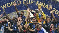 Pemain Prancis saat merayakan juara usai mengalahkan Krosia di laga final Piala Dunia 2018 di Luzhniki Stadium, Moscow, (15/6/2018). Prancis menang 4-2 atas Krosia. (AFP/Franck Fife)