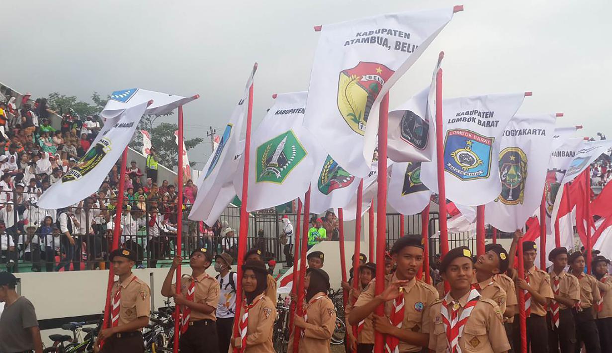 Pramuka dari berbagai daerah memeriahkan acara perayaan Hari Olahraga Nasional ke-34 di Stadion Dr. H. M. Soebroto, Magelang, Sabtu (9/9/2017). Haornas tahun ini mengangkat tema "Olah Raga yang Menyatukan Kita". (Bola.com/Dorojatun)  
