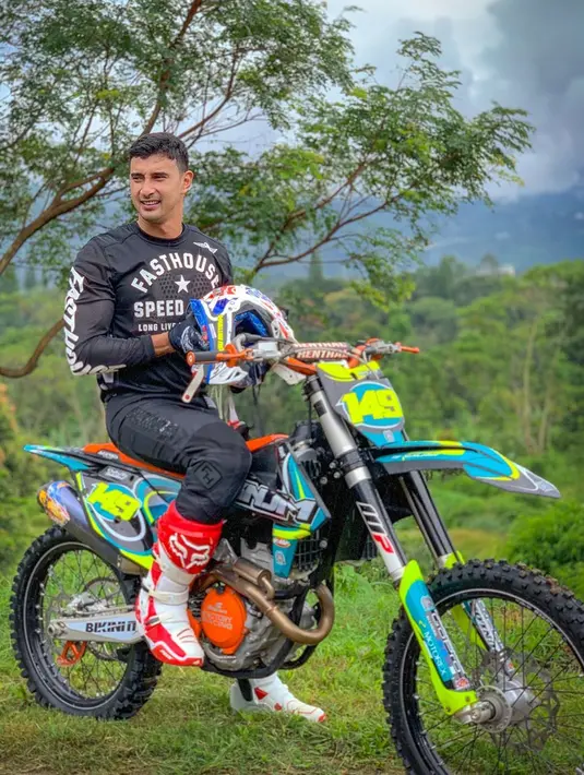 Tak hanya mampu menerbangkan pesawat terbang, pemain film 'Makmum' ini juga lincah mengendarai kuda besinya. Ali juga selalu memakai pelindung lengkap ketika bermain motor trail. Begini pose saat berolahraga motocross, selalu sukses bikin fans berdebar.(Liputan6.com/IG/@alisyakieb)