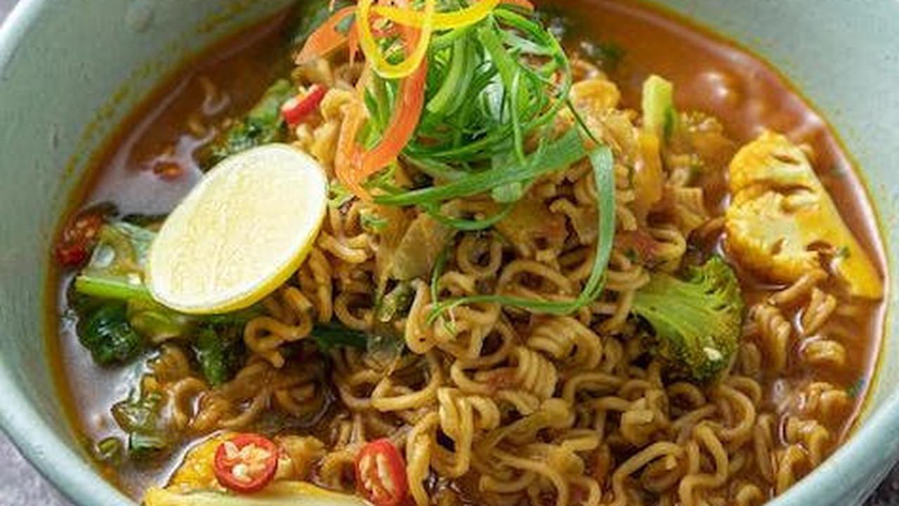 Rasanya akan jauh lebih sehat dan lebih nikmat karena kamu tahu bahan yang digunakan pasti aman untuk dikonsumsi bukan. Yuk siapkan dirimu untuk melihat 3 resep mi goreng ala chef terkenal yang rasanya gak akan kalah dengan yang ada di luaran. Selamat men