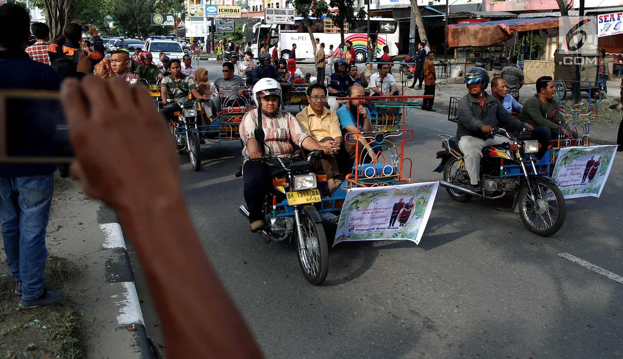 Sejumlah betor melintas saat gladi resik kirab Kahiyang Ayu dan Bobby Nasution di sepanjang jalan Gagak Hitam, Medan, Rabu (22/11). Sebanyak 37 betor akan mengiringi  arak-arakan ngunduh mantu Kahiyang-Bobby. (Liputan6.com/Johan Tallo)
