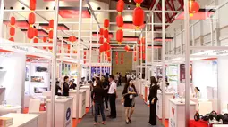 Sejumlah pengunjung melihat pameran Indonesia Industrial Machinery and Electronic Products Exhibition dan Fluid Machinery (IIME) 2017  di Hall B Jakarta International Expo (JIExpo), Jakarta, Kamis (18/5). (Liputan6.com/Angga Yuniar)