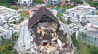 Foto udara gedung kantor Gubernur yang rusak akibat gempa bumi dengan magnitudo 6,2 di Mamuju, Sulawesi Barat, Minggu (17/1/2021). Badan Nasional Penanggulan Bencana (BNPB) melaporkan korban tewas gempa di Sulawesi Barat hingga 16 Januari pukul 20.00 WIB mencapai 56 orang. (ADEK BERRY/AFP)