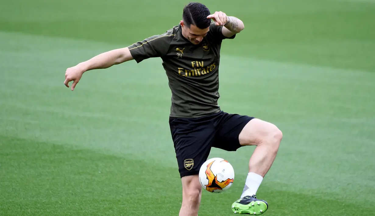Gelandang Arsenal asal Swiss, Granit Xhaka mengontrol bola saat latihan tim di stadion Mestalla di Valencia, Spanyol (8/5/2019). Arsenal akan bertanding melawan Valencia pada leg kedua babak semifinal Liga Europa di Mestalla. (AFP Photo/Jose Jordan)