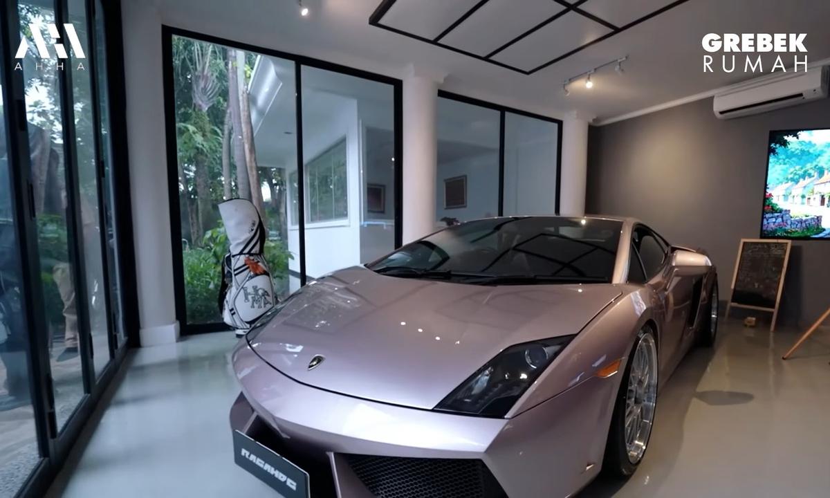 5 Potret Garasi Sekaligus Gaming Room Mewah Sangun Ragahdo Anak Henry Yosodiningrat, Ada Simulator Balap Mobil Hingga Lamborghini