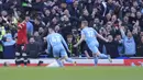 Manchester City unggul cepat 1-0 di menit ke-5. Gol dicetak Kevin De Bruyne melalui tembakan mendatar ke sudut kanan gawang David De Gea usai memanfaatkan umpan silang mendatar Bernardo Silva. (AP/Jon Super)
