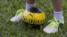 Kaki dari anak dari Stefano Teco, yang bernama Romario, bermain saat latihan Persija Jakarta di Lapangan Sutasoma, Jakarta, Minggu (25/2/2018). Ketika ayahnya bekerja sang anak asyik bermain sepak bola. (Bola.com/Aspirilla Dwi Adha)