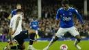 <p>Everton dan Tottenham bermain sama kuat pada babak pertama. Tidak ada gol yang tercipta. (AP Photo/Jon Super)</p>