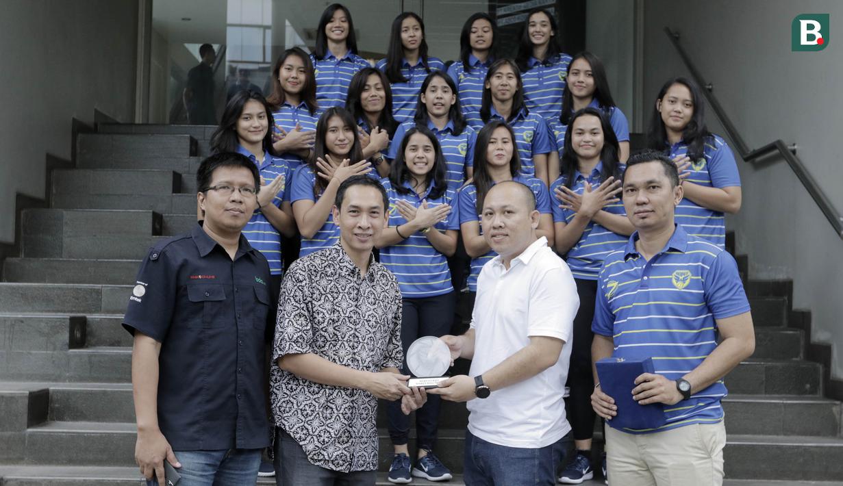 Redpel Bola.com, Erwin Fitriansyah, menerima cinderamata dari pemilik Merpati Bali, Dedy Setiawan, di kantor Bola.com di Jakarta, Jumat (16/3/2018). Merpati Bali berbagi cerita tentang persiapan Srikandi Cup 2018. (Bola.com/M Iqbal Ichsan)