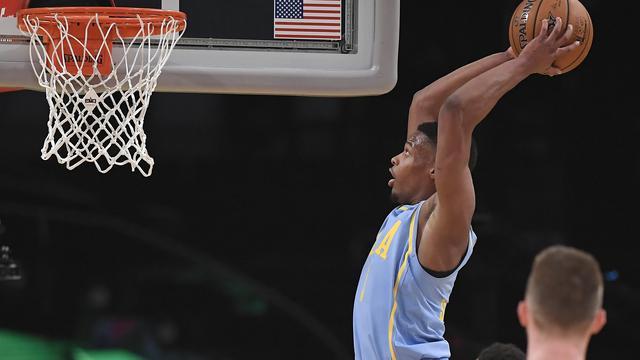 Aksi Dennis Smith Jr melakukan slam dunk di RIsing Star Challenge