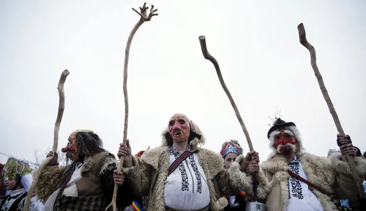 Penduduk setempat mengenakan kostum seram selama perayaan hari libur Malanka di desa Krasnoyarsk, Chernivtsi, Ukraina, (14/1). Dalam perayaan ini, warga berkeliling bernyanyi lagu-lagu Natal. (REUTERS/Valentyn Makarenko)